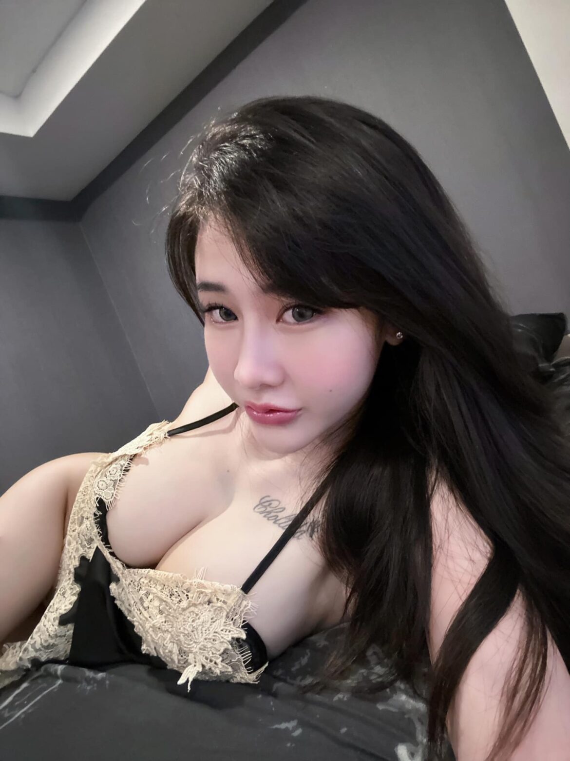 Vietnam Escort Girl